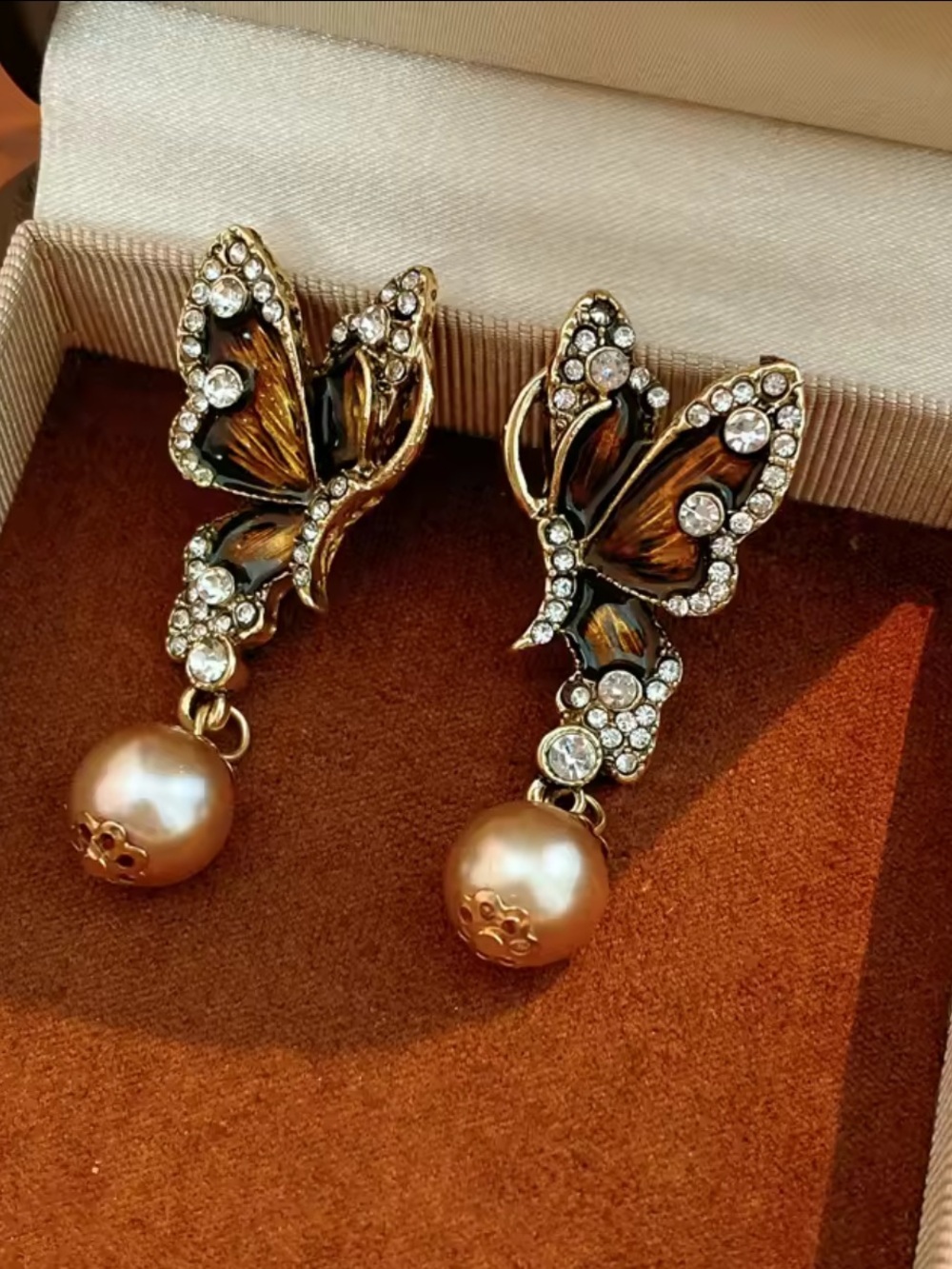Champagne Pearl Butterfly Necklace Set - Picture 7 of 9